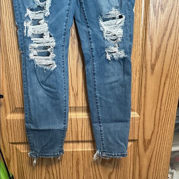 Women’s American Eagle size 6 Short Distressed Blue Women's Jeans - Picture 2 of 7